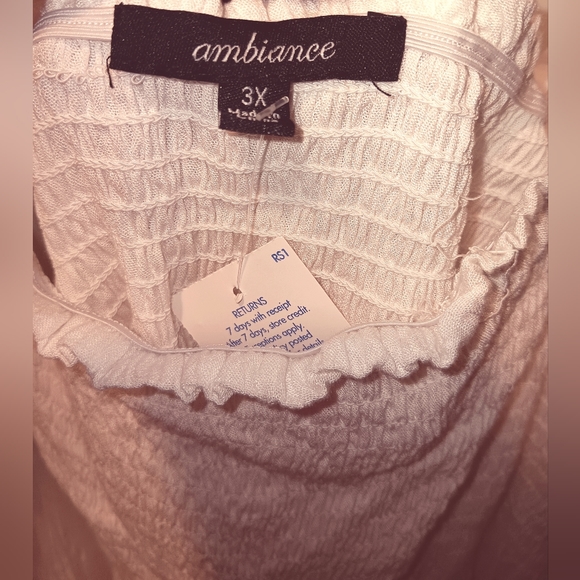 🥼White Low Shoulder Top🥼 - Picture 3 of 3